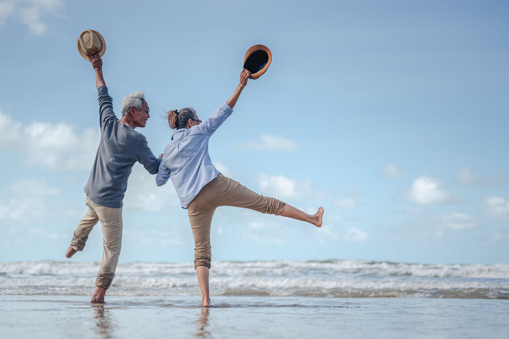Casal feliz curtindo a aposentadoria na praia